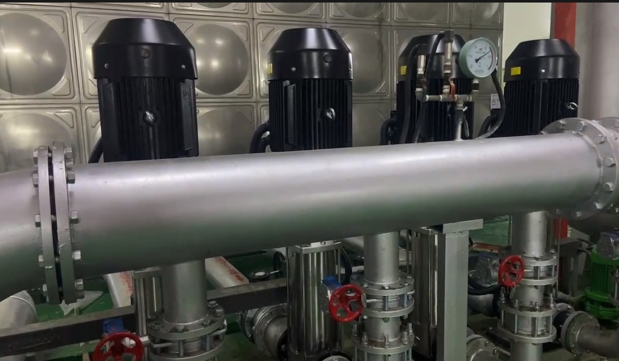 高鐵客運(yùn)站首批4臺(tái)主供水泵安裝完成，即將投入春運(yùn)供水