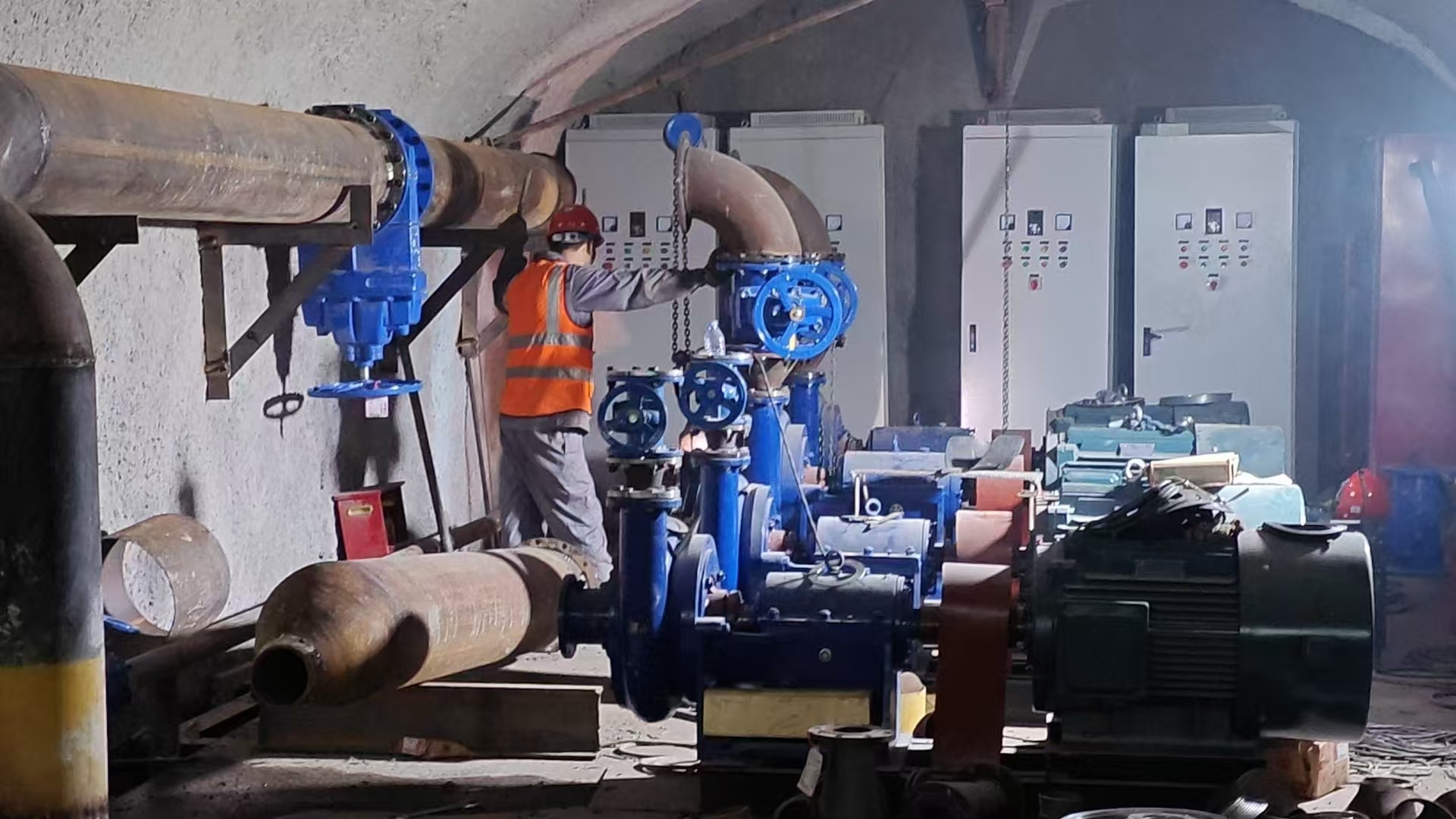 湖北鐵路隧道第三批主排水泵開始緊張安裝